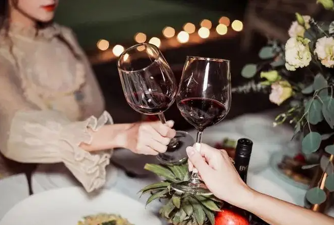 什么时候喝红酒最养生？